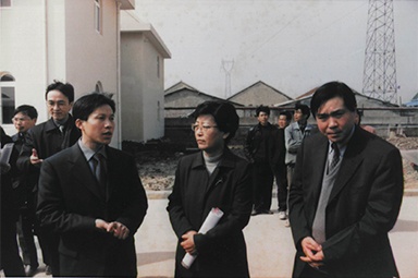 2001年2月20日，時(shí)任國家環(huán)保局副局長汪紀(jì)戎一行視察公司