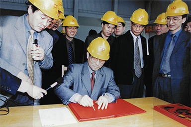 2002年4月3日，時(shí)任浙江省省長柴松岳視察景興工業(yè)園