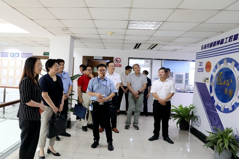 2020年7月14日，時(shí)任浙江省總工會黨組成員、副主席張衛(wèi)華一行蒞臨景興紙業(yè)調(diào)研推進(jìn)新時(shí)代產(chǎn)業(yè)工人隊(duì)伍建設(shè)改革工作