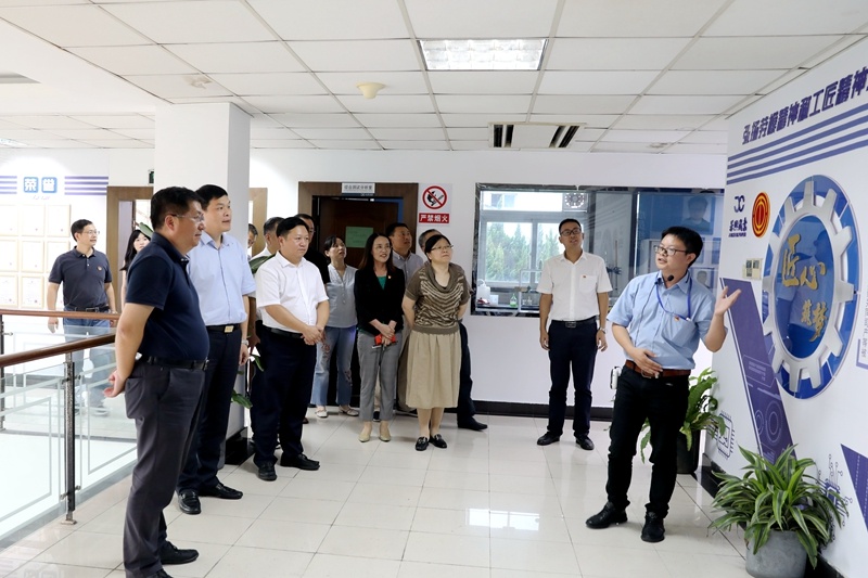 2020年7月29日，時(shí)任浙江省政協(xié)常委、社法委副主任、省總工會副主席、一級巡視員董建偉蒞臨景興紙業(yè)調(diào)研新時(shí)代工匠培育工作
